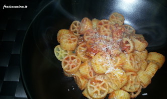 Pasta salsiccia e pecorino romano