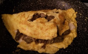 omelette con i carciofi preparazione