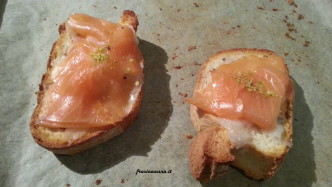 Crostini lardo salmone e pistacchio