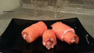Rotolini di salmone con mousse di mortadella