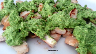 Pollo al pesto di erba cipollina e ricotta
