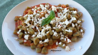 Gnocchi di basilico al sugo di pomodoro e mozzarella