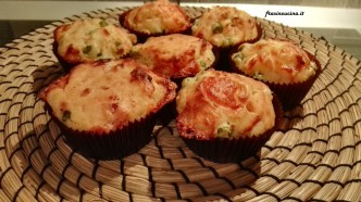 Muffin salati prosciutto piselli e scamorza