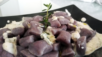 gnocchi di carote viola con crema di ricotta e noci