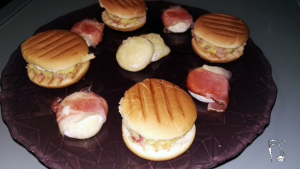 Mini hamburger e mini tomini con prosciutto crudo