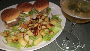 hamburger alla cipolla con patate e insalata