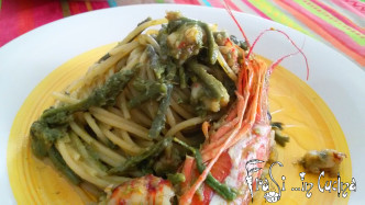 Spaghetti in crema di asparagi con gamberi