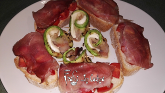 involtini di zucchine con crostini pomodorini e speck