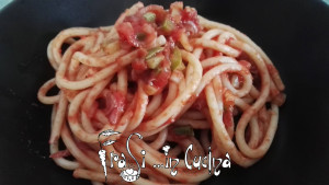 Bucatini al sugo di zucchine e prosciutto crudo