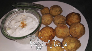 Polpette di ceci e spezie con salsa allo yogurt