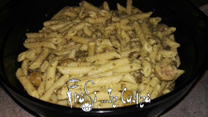 Pasta fredda con pesto capperi e olive