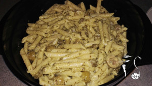 Pasta fredda pesto di basilico, capperi e olive