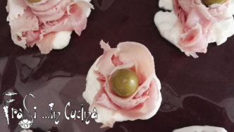 Rose di prosciutto con squacquerone e olive di cerignola
